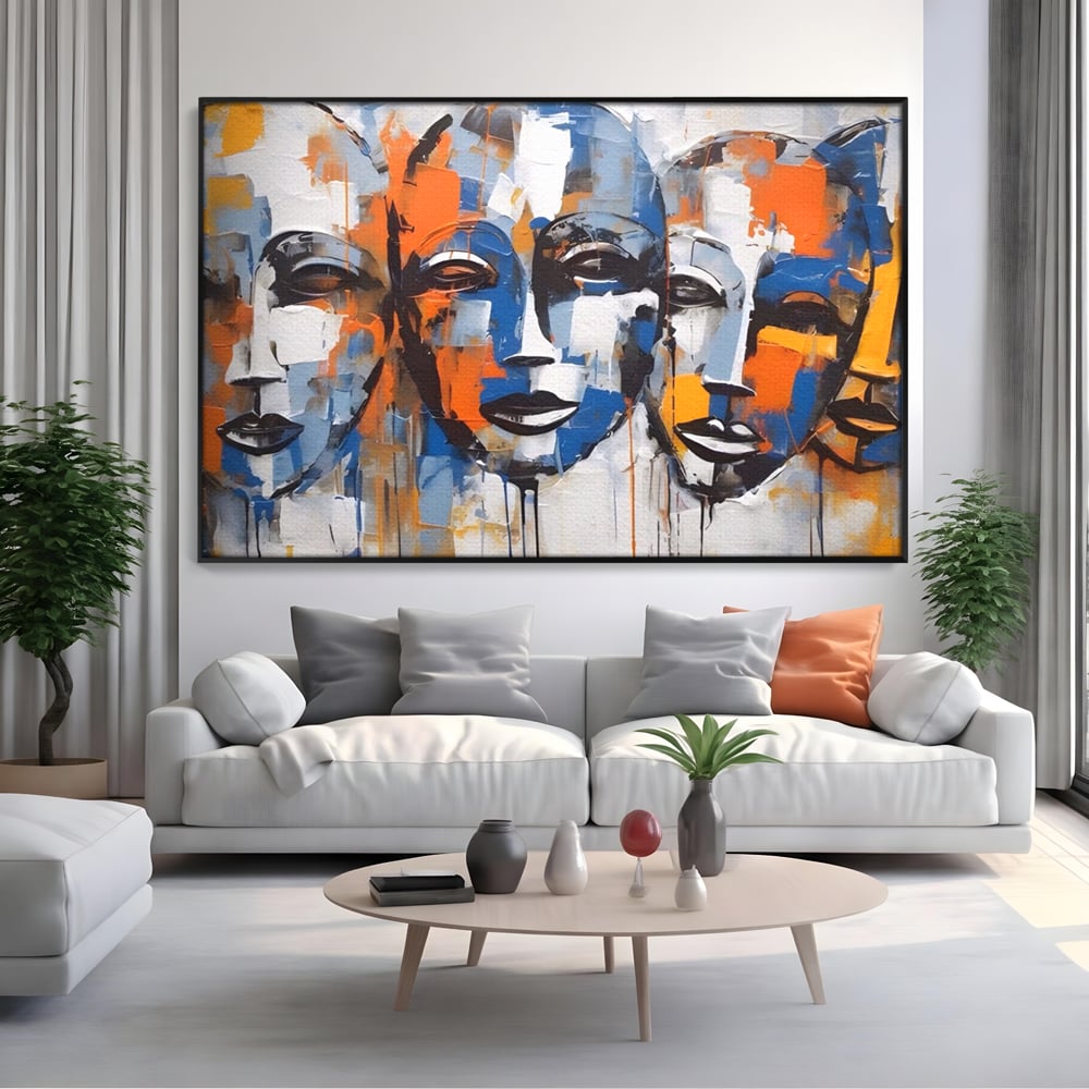 Tablou canvas cu tablou canvas cu trei masti stilizate, in rama de aluminiu negru, pe perete intr-un living
